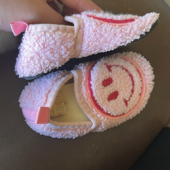 Toddler Pink Smiley Face slippers - Picture 5 of 5